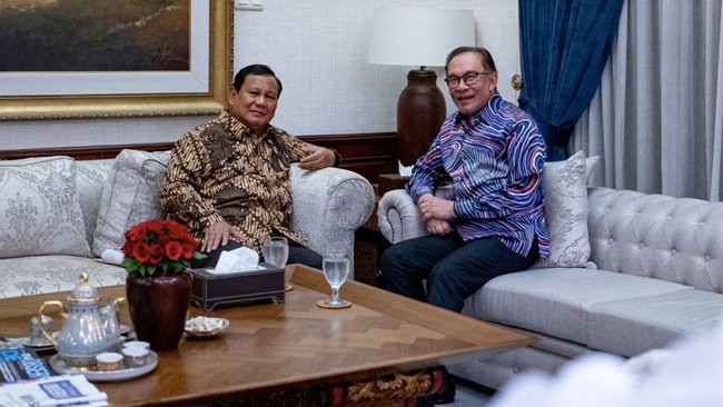 Perdana Menteri Malaysia Anwar Ibrahim langsung bertamu ke Presiden terpilih RI periode 2024-2029 Prabowo Subianto setibanya di Jakarta, Sabtu (19/10) malam.