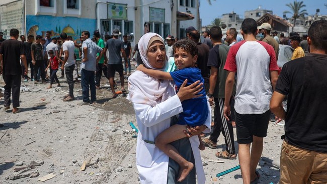 Israel melancarkan serangan darat ke sekolah Abu Hussein di Jabalia, Gaza utara pada Kamis (17/10) waktu setempat. Serangan itu menewaskan 28 orang, termasuk anak-anak.