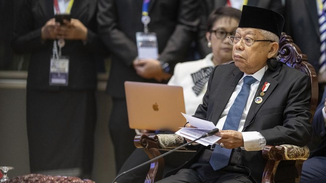 Presiden Indonesia Joko Widodo (Jokowi) tak hadir dalam pertemuan konferensi tingkat tinggi (KTT) ke-44 ASEAN di Laos yang berlangsung pada 8-11 Oktober. Delegasi Indonesia lalu dipimpin Wakil Presiden Ma'ruf Amin. Dalam sesi pleno, dia menyampaikan alasan Jokowi absen.