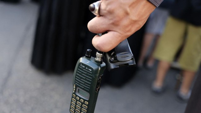 Iran melarang pager dan walkie-talkie di semua penerbangan beberapa pekan usai serangan sabotase mematikan menggunakan alat-alat itu yang dituduhkan dilakukan Israel. "Masuknya perangkat komunikasi elektronik apa pun, kecuali ponsel, di kabin penerbangan atau ... dalam kargo tanpa pendamping, telah dilarang," kata kantor berita ISNA mengutip juru bicara Organisasi Penerbangan Sipil Iran, Jafar Yezerlo, diberitakan AFP, Sabtu (12/10).