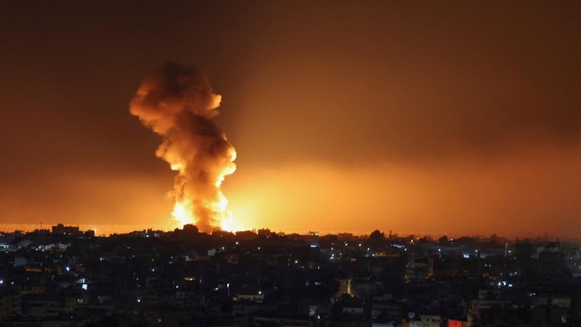 Sebanyak 18 orang tewas termasuk empat anak-anak dan puluhan lainnya luka akibat serangan Israel di dekat Rumah Sakit Universitas Rafik Hariri, Beirut, Senin (21/10) malam.