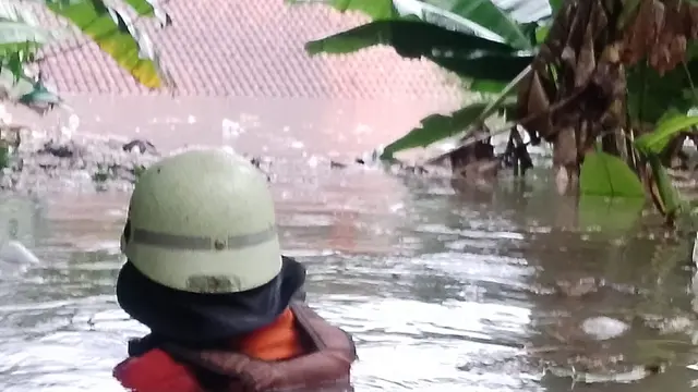 estellex.com- Bogor - - Hujan deras memicu terjadinya banjir limpasan di Kedung Waringin, Kecamatan Tanah Sareal, Kota Bogor, Selasa (26/11/2024).