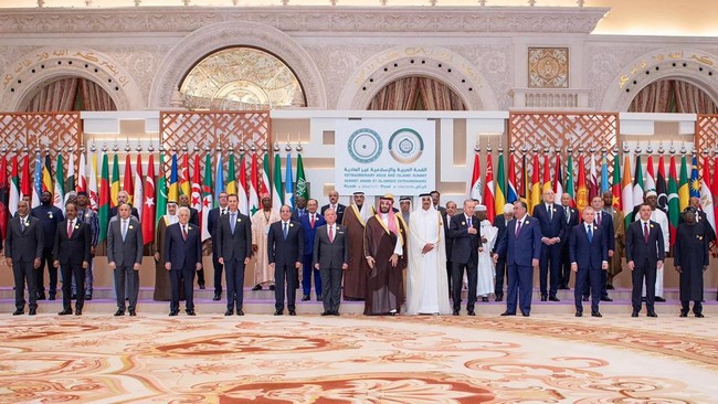 Kepala Negara-negara Arab dan Muslim atau perwakilan menggelar konferensi tingkat tinggi (KTT) luar biasa di Riyadh, Arab Saudi.